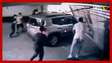 Grupo de 6 adolescentes invade condomínio na Grande SP pela garagem e arrebenta portão com carro 