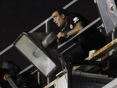 Un técnico trata de arreglar los focos del Estadio de Vallecas Foto: Reuters en español