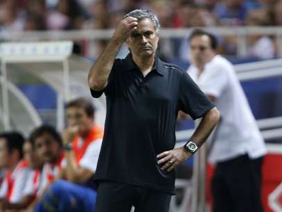 Real Madrid's coach Jose Mourinho reacts during their Spanish First Division soccer match against Sevilla at Ramon Sanchez Pizjuan stadium in Seville September 15, 2012. REUTERS/Marcelo del Pozo (SPAIN - Tags: SPORT SOCCER) Foto: Marcelo del Pozo / REUTERS