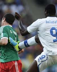 Balotelli disprara a costa de Torrado Foto: Daniel Ramalho / Terra