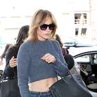 Jennifer Lopez muda visual e exibe barriga sarada nos EUA