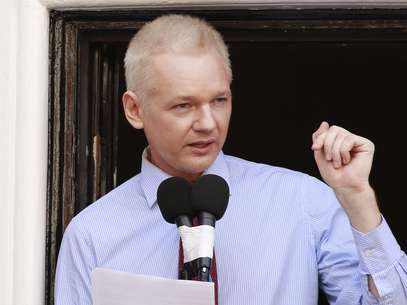Assange en su primera aparación pública desde que se refugiase hace dos meses en la Embajada de Ecuador en Londres Foto: Reuters en español
