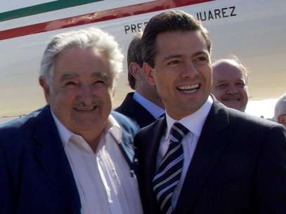 Con el fin de adoptarlo, el presidente mexicano Enrique Peña Nieto visitó este lunes en Montevideo, junto con su par uruguayo José Mujica. Foto: Cortesía Presidencia