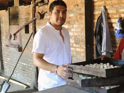 Cabañas trabalha hoje na padaria de sua família em Itaguá Foto: AFP