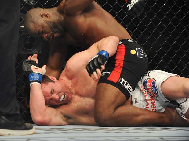 Chael Sonnen teve atuação apática e foi facilmente vencido por Rashad Evans Foto: Reuters