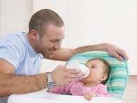 Un atajo para agilizar la comida de los bebés es tener agua caliente lista en un termo Foto: Thinkstock