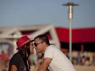 Luismi e Inma se casaran el próximo mes de septiembre. Han venido de Cuenca para ver a Lenny Kravitz. Mañana verán la final de la Eurocopa en Kiev. Foto: Gabriel Pecot