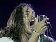 El cantante estadounidense de la banda Incubus, Brandon Boyd, en un momento de su actuación en la última jornada del festival Rock In Río celebrada en Arganda del Rey (Madrid). Foto: 