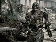 Las máquinas ya se han apoderado del planeta y ahora es turno de 'John Connor' para evitar que la Tierra caiga en manos de Skynet y sus huestes mecánicas. Sin embargo, a pesar de todos sus esfuerzos, una máquina se infiltra entre sus amigos más cercanos... ahora, ¿quién podrá ayudarnos? Foto: Columbia Pictures