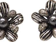 Los aretes son importantes y más si llevas recogido tu pelo. Fíjate en el tamaño y que el color combine perfectamente con tu piel y vestido   Foto: Azulu