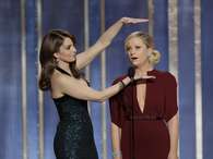 Tina Fey y Amy Poehler condujeron el show de manera amena, y lo mejor fue su discurso de apertura. Poehler se llevó las mejores dos frases de la noche. "Meryl Streep no está aquí porque tiene gripe, pero me dijeron que está sensacional en ella". Y al referirse al filme de Kathryn Bigelow, Zero Dark Thirty dejó al público boquiabierto: "No lo he visto pero seguro está bueno porque cuando se trata de tortura confío en la mujer que estuvo casada con James Cameron". Foto: Getty Images