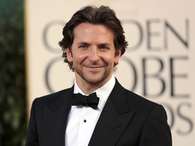 El porte, la sonrisa y los ojos de Bradley Cooper es lo que hizo a las mujeres suspirar cuando lo vieron desfilar por la alfombra roja de los Golden Globes Foto: JASON REDMOND / REUTERS
