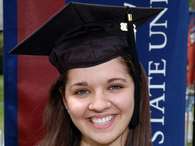 En la foto se observa a Victoria Soto al graduarse de la universidad.  Foto: AP