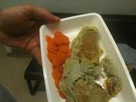 Imagen de una comida de dudoso aspecto en el Hospital de Navarra Foto: Dario González Encabo (Facebook)