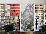 El papel pintado vuelve a ser un recurso en la decoración de las paredes. Foto: EFE