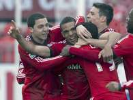 Darel Russell, de Toronto, segundo de la izquierda, festeja con sus compañeros luego de anotar el tanto del empate en contra del FC Dallas a finales del segundo tiempo del encuentro del sábado 6 de abril de 2013, en Toronto.  Foto: The Canadian Press, Chris Young / AP