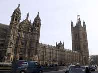La foto del lunes 8 de abril de 2013 muestra la bandera británica a media asta en la sede del Parlamento tras la muerte de la ex primera ministra Margaret Thatcher en Londres. El gobierno anunció una ceremonia fúnebre con honores militares para Thatcher Foto: Steve Parsons, PA) UNITED KINGDOM OU / AP