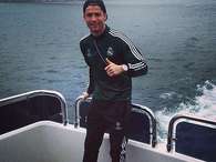 Cristiano Ronaldo llegó en una embarcación al lujoso hotel donde está hospedado en Real Madrid. Foto: Instagram