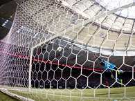 El arquero de los Whitecaps de Vancouver, Joe Cannon, se lanza en vano durante el gol del delantero colombiano Olmes García, del Real Salt Lake, a los 66 minutos del partido de MLS disputado en Vancouver, Canadá, el sábado 13 de abril de 2013. El partido terminó empatado 1-1.  Foto: The Canadian Press, Darryl Dyck / AP