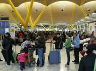 Imagen de archivo de pasajeros en Barajas. Foto: EFE