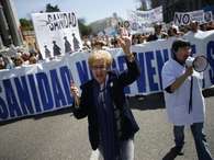 Manifestantes en una de las protestas a favor de la sanidad p&uacute;blica. Foto: Juan Medina / Reuters