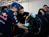 Vettel examina los neumáticos Pirelli Foto: 