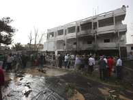 Varios curiosos se acercan al lugar donde se ha producido una explosión junto a la embajada francesa en Trípoli. Foto: Sabri Elmhedwi / EFE