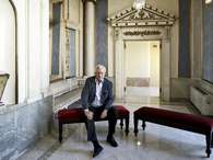 El Nobel de Literatura peruano Mario Vargas Llosa posa tras ofrecer una conferencia de prensa en Madrid, el miércoles 24 de abril del 2013.  Foto: Daniel Ochoa de Olza / AP
