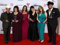 La familia de la desaparecida cantante, Jenni Rivera, compartió con orgulo los seis premios obtenidos por la artista durante la noche.  Foto: AP