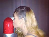 Este es el pastel que la marca le envió a Rihanna por las ventas de su labial. Foto: Twitter/Rihanna
