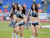 Lindas edecanes protagonizan una de las más bellas pasarelas del futbol mexicano que deleitan al público masculino que se dio cita este miércoles en el estadio Tecnológico. Foto: Carlos Tamayo / 