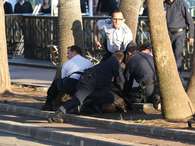 Luego de efectuar los disparos al aire, el sujeto fue apresado por los agentes policiales que se encontraban en el lugar. Foto: Getty Images