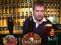 Bruce Dickinson se toma una Trooper, la cerveza de Iron Maiden Foto: web