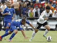El centrocampista argentino del Valencia Éver Banega (d) avanza con el balón perseguido por el centrocampista argelino del Getafe Mehdi Lacen, durante el partido, correspondiente a la trigésimo sexta jornada de Liga de Primera División, disputado esta tarde en el Coliseum Alfonso Pérez. Foto: EFE