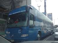 A vuelta de rueda, como suele estar el tráfico en la capital del país, llegó el autobús de Rayados. Foto: Cortesía Reforma