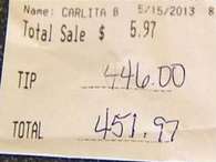 La foto de la factura donde la cliente deja la alta suma de dinero como propina a la chica. Foto: Captura