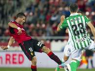 El delantero israelí del RCD Mallorca, Tomer Hemed, dispara a puerta ante Nacho Pérez, defensa del Real Betis, durante el partido, correspondiente a la terigésimo sexta jornada en Primera División, que ambos equipos disputan esta noche en el Iberostar Estadio de la capital balearFoto: EFE