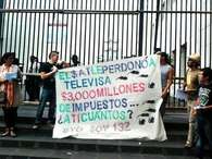 "Consideramos que si bien esa iniciativa puede ser &uacute;til a peque&ntilde;os y medianos contribuyentes que por diversos factores hubieran ca&iacute;do en un adeudo en sus contribuciones, nos indigna como sociedad que una empresa como Televisa utilice estos programas para beneficiarse y evadir de facto 3 mil millones de impuestos", cita el pronunciamiento le&iacute;do por Ana Arciniega, estudiante de dise&ntilde;o industrial en la UAM Xochimilco. Foto: Tomada de Twitter