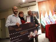 Un momento de la ceremonia de premiación del concurso audiovisual dos orillas, lanzado por ASPEm, el parlamento andino, el centro cultural de la PUCP e Ideele. en la imagen maria zevallos leon, responsable pais de ASPEm, daniele Ingratoci, coordinador local del proyecto y el doctor jorge vignati en representación del ganador del primer premio.  Foto: ASPEM