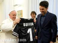 Gianluigi Buffon, guardameta de Juventus al entregar una playera al Papa Francisco. Foto: Divulgación Juventus.com