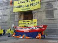 Activistas de Greenpeace frente a la puerta del Ministerio Foto: Greenpeace