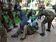 Carabineros informó que 130 personas fueron detenidas en las calles de Valparaíso. Foto: UPI