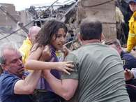 Dos niñas hispanas se cuentan entre los diez menores de edad identificados junto con otras trece de las veinticuatro víctimas fatales, confirmadas, que dejó un tornado que el lunes pasado arrasó el área de Moore, en Oklahoma, informaron hoy las autoridades. Foto: AP