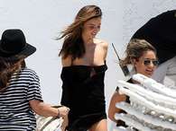 La modelo australiana Miranda Kerr pasó un mal momento al usar un vestido por debajo de los hombros, el cual se bajó más de lo debido dejándola al descubierto completamente. Sin embargo, se rió de la situación y se tapó con las manos. El hecho ocurrió en Miami, durante una sesión fotográfica, donde la ex ángel de Victoria´s Secret tenía un vestido negro con sus hombros descubiertos. Como no podía ser de otra manera, los fotógrafos atentos retrataron el momento y así lo reflejo el portal The Sun. Foto: Web