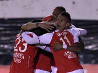Independiente Santa Fe consiguió un gran resultado en el Cusco ante Real Garcilaso en partido válido por los cuartos de final de la Copa Libertadres. El juego de vuelta será el próximo 28 de mayo en el estadio El Campín de Bogotá Foto: EFE