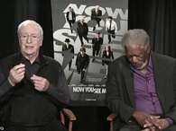 Morgan Freeman no pudo mantenerse despierto durante una entrevista en vivo. Felizmente, su amigo Michael Caine estaba ahí para cubrirlo. Foto: Daily Mail