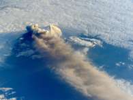 El 18 de mayo de 2013, los astronautas tomaron esta sorprendente imagen del volcán Pavlof, en Alaska. Foto: NASA / 