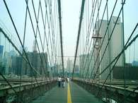 Yolanda, de paseo en el Brooklyn Bridge Foto: @valdelaloba / @valdelaloba