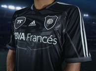 Esta es la nueva camiseta de River, creada por Adidas, para celebrar los 75 años de la creación del Estadio Monumental Foto: Prensa Adidas