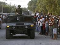 Cientos de soldados del ejército mexicano ingresan al poblado de La Ruana, en el estado occidental de Michoacan, el lunes 20 de mayo de 2013. Foto: AP